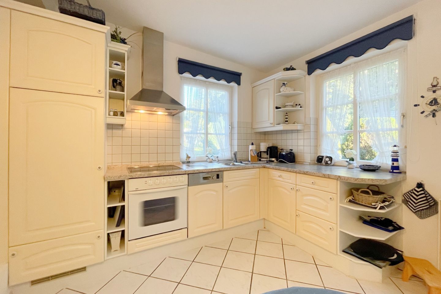 Wasserkocher mit Kaffee-/Teezubehör, Kühlschrank, Ofen, Herdplatte