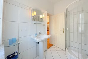 Shower, towels - Hochwertig, Moderne und Gemütliche Ferienwohnung mit 65qm für Vier Personen. - Blau-weiss (Loddin)