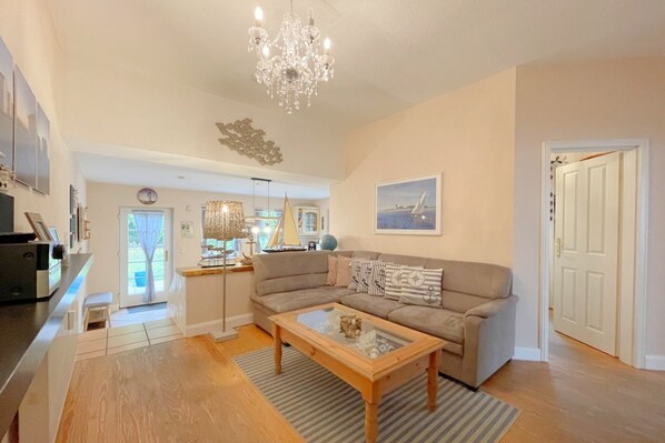 TV, peis, bordtennis og stereoanlegg