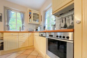 Kjøleskap, ovn, kokeplater og oppvaskmaskin