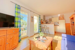 Una televisión, una mesa de tenis de mesa