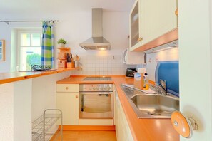Kylskåp, mikrovågsugn, ugn och spishäll