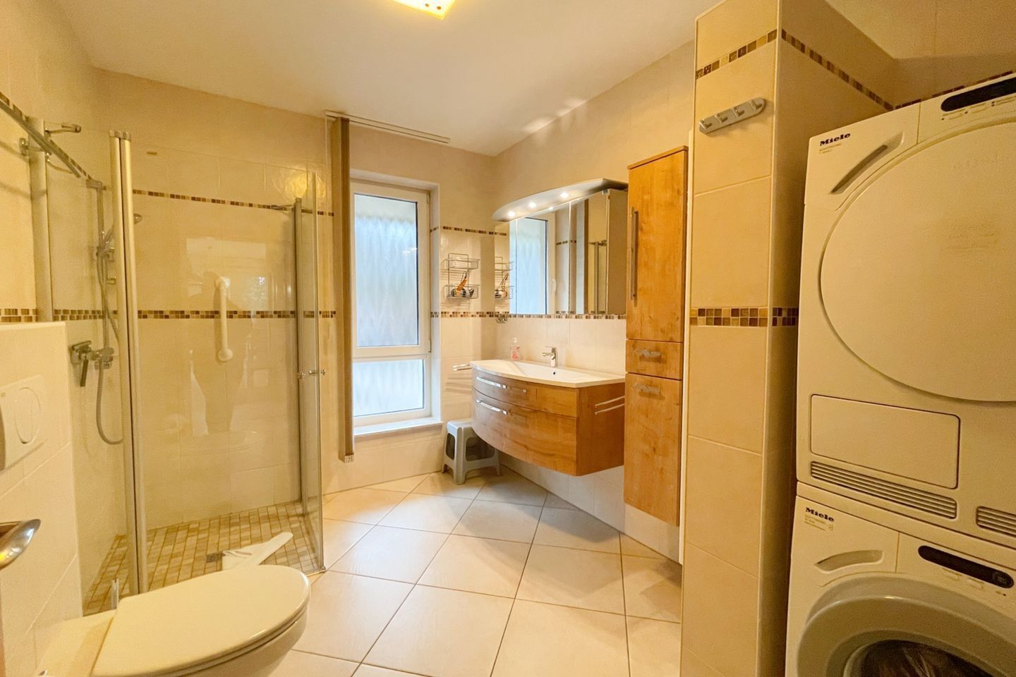 Dusche, Haartrockner, Handtücher