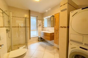 Douche, sèche-cheveux, serviettes fournies