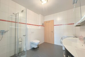 Chuveiro, toalhas de banho