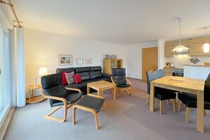 TV, ping pong, stereo