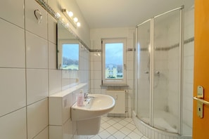 Dusche, Haartrockner, Handtücher