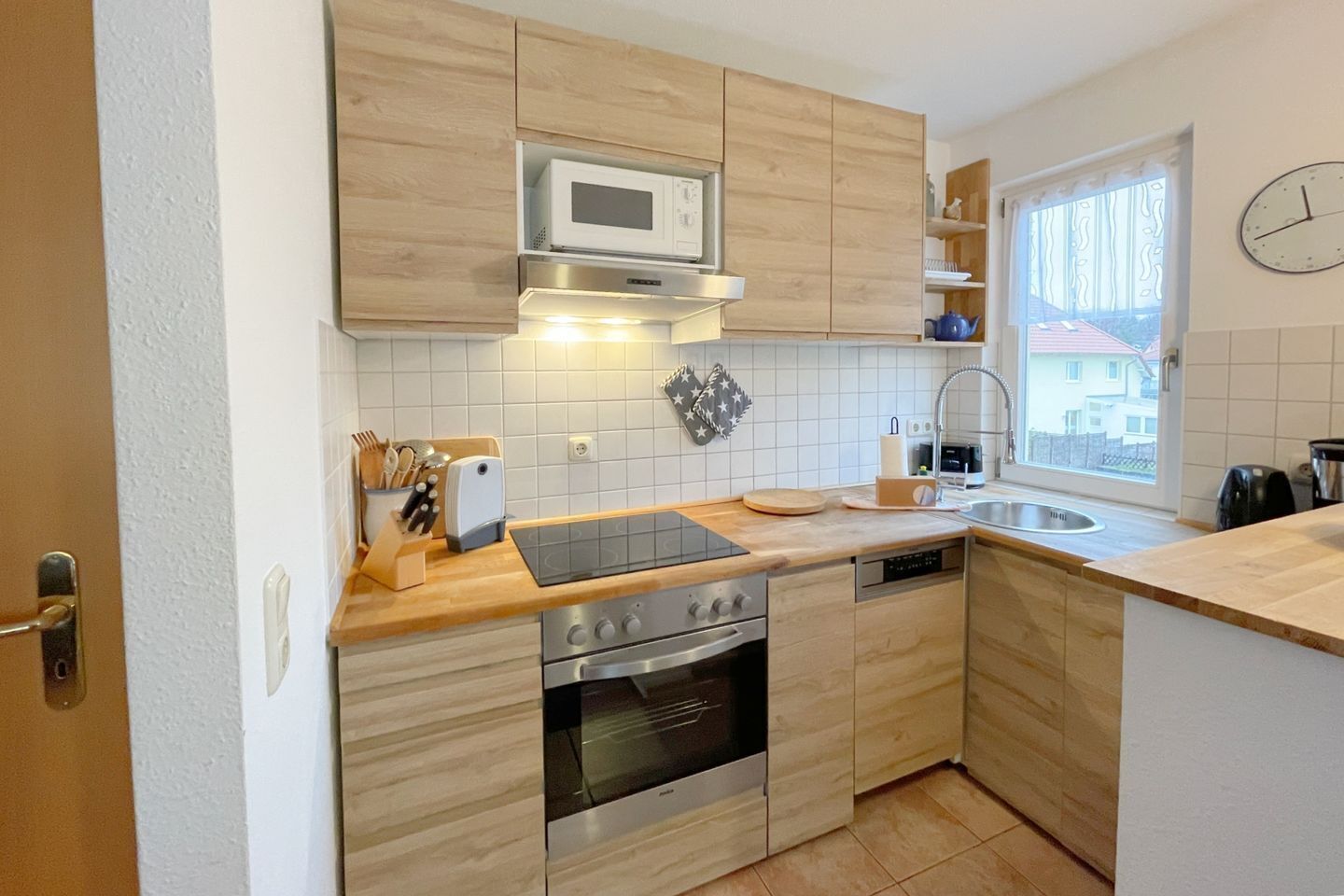 Wasserkocher mit Kaffee-/Teezubehör, Kühlschrank, Mikrowelle, Ofen