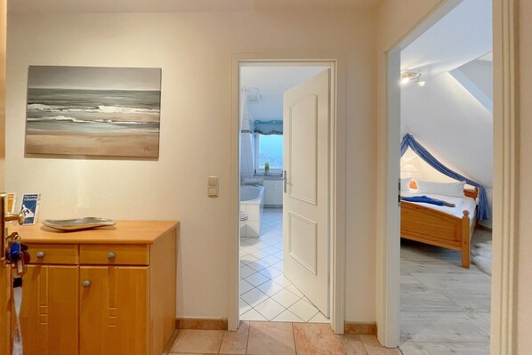 1 bedroom, WiFi, bed sheets - Experience unforgettable days in the charming vacation apartment "Inselhaus 8"! - (Loddin)