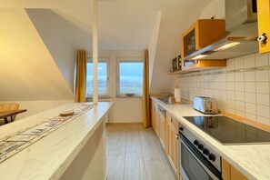Fridge, microwave, oven, stovetop - Experience unforgettable days in the charming vacation apartment "Inselhaus 8"! - (Loddin)