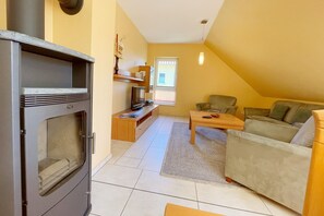 TV, fireplace, ping pong, stereo - Gemütlich & Liebevoll Eingerichtete, 57qm Große, Ferienwohnung für 4 Personen. - Haus Isabel (Loddin)