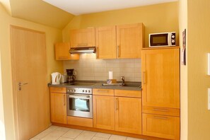 Fridge, microwave, oven, stovetop - Gemütlich & Liebevoll Eingerichtete, 57qm Große, Ferienwohnung für 4 Personen. - Haus Isabel (Loddin)