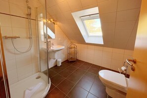 Shower, towels - Gemütlich & Liebevoll Eingerichtete, 57qm Große, Ferienwohnung für 4 Personen. - Haus Isabel (Loddin)