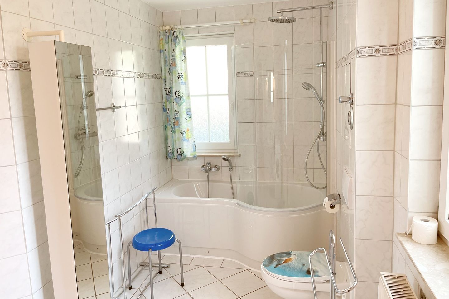 Ein Badezimmer mit Duschkabine, Badewanne und Toilette.