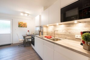 Kühlschrank, Mikrowelle, Ofen, Herdplatte