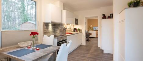 Køleskab, mikrobølgeovn, ovn, kogeplade