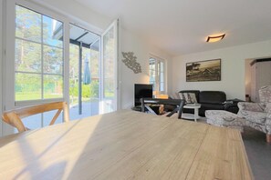 TV, peis, DVD-spiller og bordtennis