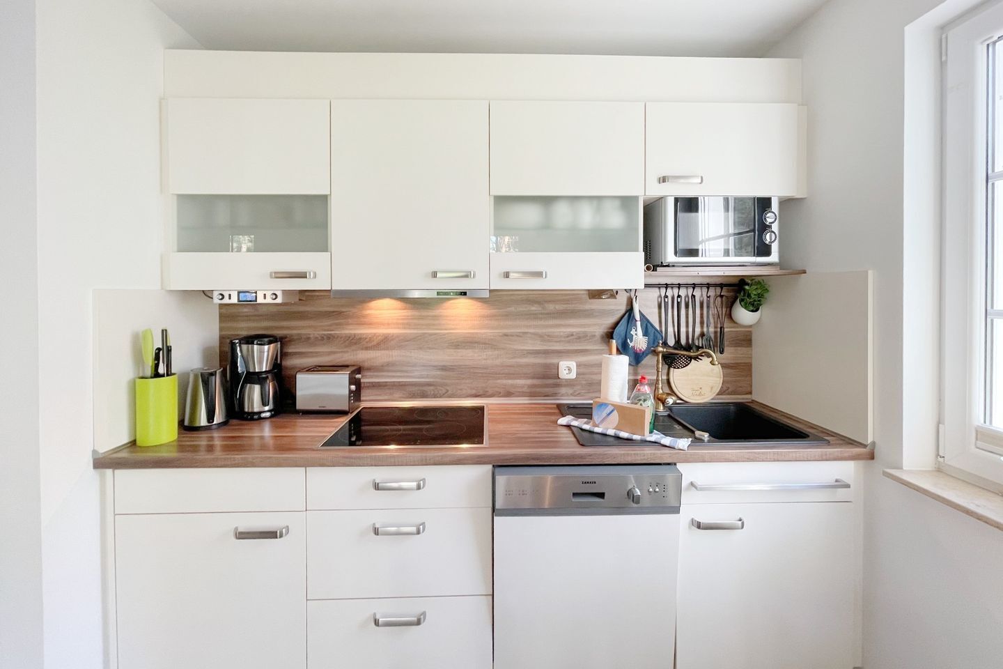 Fridge, microwave, stovetop, dishwasher