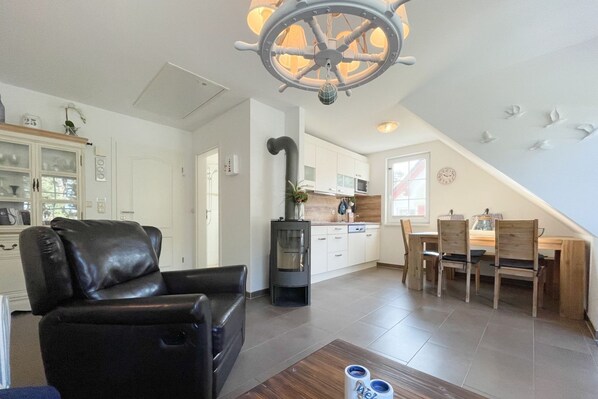 Télévision, cheminée, lecteur de DVD, table de tennis de table