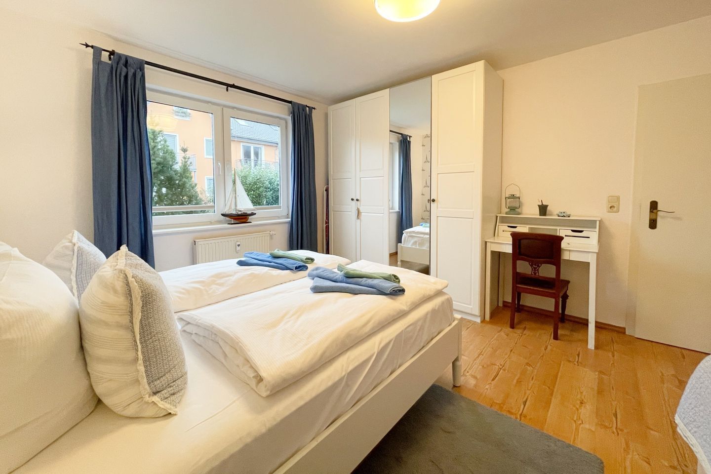 1 slaapkamer, een bureau, een strijkplank/strijkijzer, wifi