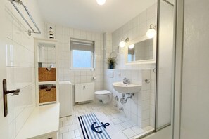Shower, hair dryer, towels - Liebevoll Eingerichtete, 55 qm Große, Ferienwohnung für 3 Personen Geeignet. - Cölpinstrasse 7c (Loddin)