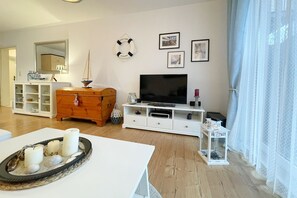 TV, DVD player, ping pong, stereo - Liebevoll Eingerichtete, 55 qm Große, Ferienwohnung für 3 Personen Geeignet. - Cölpinstrasse 7c (Loddin)