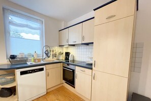 Fridge, oven, stovetop, dishwasher - Liebevoll Eingerichtete, 55 qm Große, Ferienwohnung für 3 Personen Geeignet. - Cölpinstrasse 7c (Loddin)