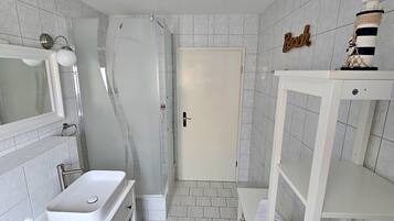 Dusche, Haartrockner, Handtücher