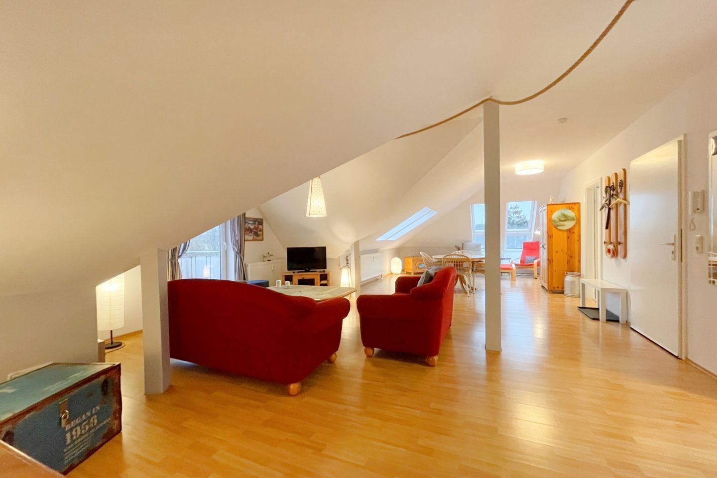 Fernseher, DVD-Player, Tischtennisplatte, Stereoanlage