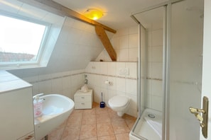 Shower, towels - 40qm Große, Charmante Ferienwohnung für bis zu 4 Personen Geeignet. - Haus Antje (Loddin)