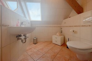 Shower, towels - 40qm Große, Charmante Ferienwohnung für bis zu 4 Personen Geeignet. - Haus Antje (Loddin)