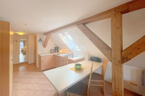 Fridge, stovetop, coffee/tea maker, electric kettle