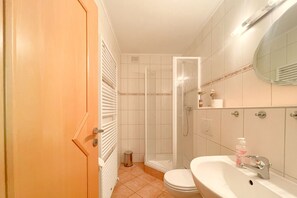 Ein Badezimmer mit Toilette, Waschbecken und Dusche.
