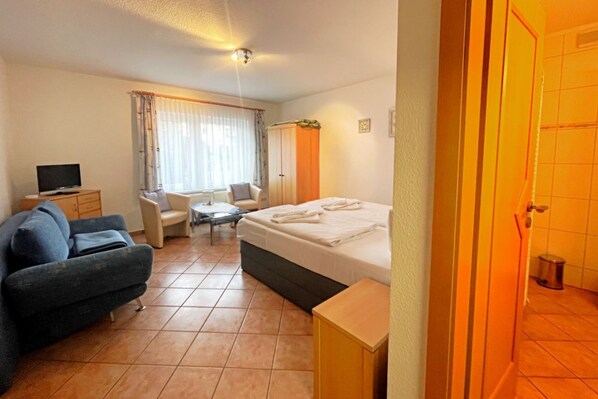 1 bedroom, bed sheets