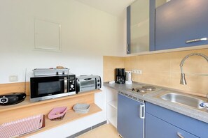 Kjøleskap, mikrobølgeovn, kokeplater og kaffetrakter/tekoker