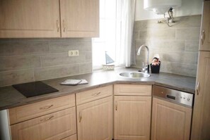 Frigorífic, placa de cuina, rentaplats i cafetera i tetera 