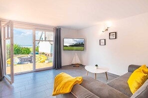 TV, tavolo da ping pong