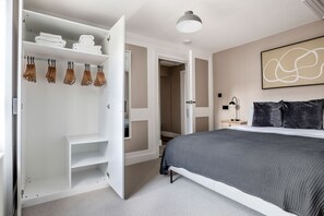 2 bedrooms, iron/ironing board, WiFi, bed sheets - Elegant 2BR in Wapping w/ Rustic Decor, by Blueground (London)