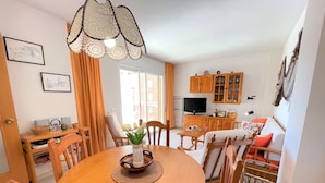 Living area - InmoBooking Olimar, central, air-conditioned and with pool (Vinyols i els arcs)