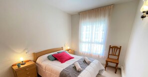 Room - InmoBooking Olimar, central, air-conditioned and with pool (Vinyols i els arcs)
