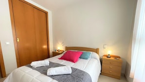 Room - InmoBooking Olimar, central, air-conditioned and with pool (Vinyols i els arcs)
