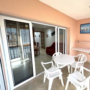 Dining - Anabella, air-conditioned, community parking and close to the beach (Cambrils)