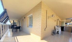 Outdoor dining - InmoBoking Nova Pineda, heated, pool and 230m from the beach. (La Pineda)