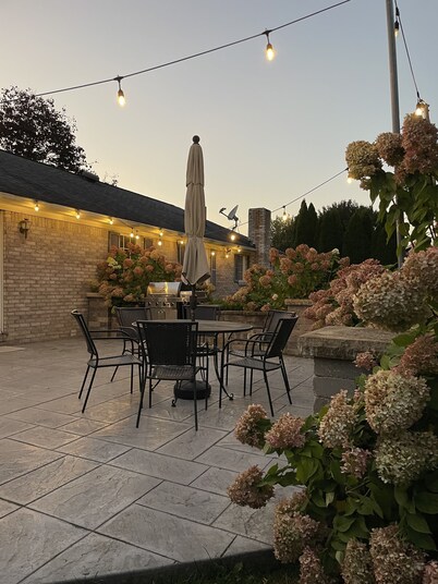 Maple Street Hideaway -Berlin- Walk into town to eat and shop