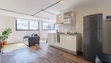 Réfrigérateur, micro-ondes, plaque de cuisson, cafetiÚre/bouilloire