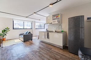 Refrigerador, microondas, parrilla de estufa y cafetera y tetera