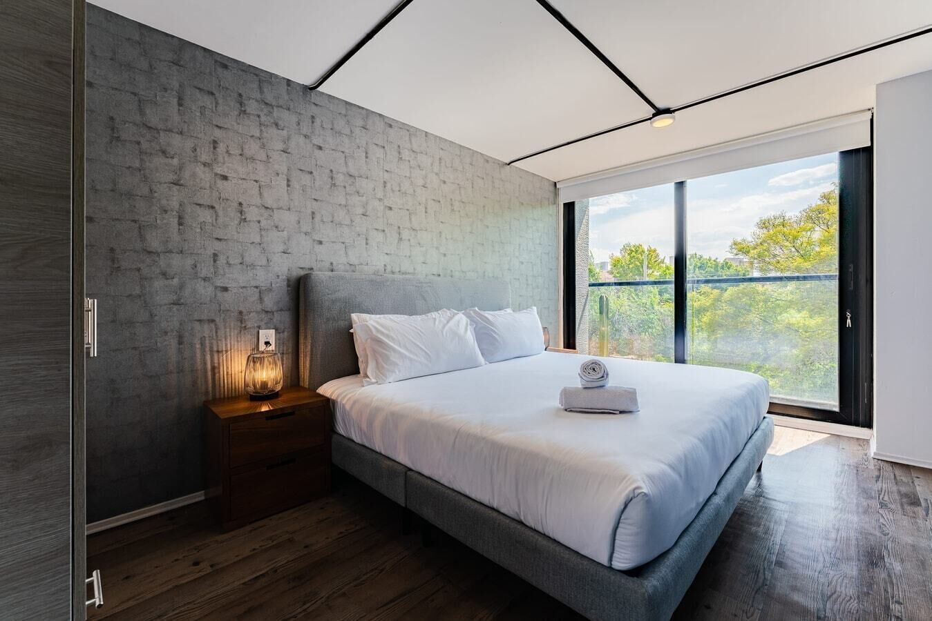 VH | Condesa | 2 BR Apt and Balcony + Gym | 256