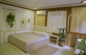 Muebles diferentes, escritorio y espacio para trabajar con laptop 