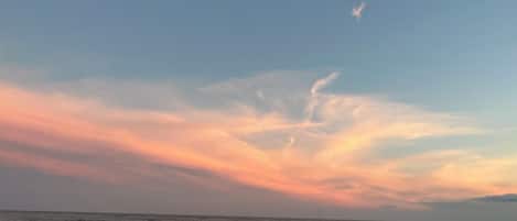 在海滩、沙滩椅