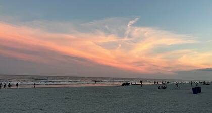 ⭐Cozy Oceanfront⭐2 Bed/2 Bath 1st Floor⭐Hot Tub & Pool!⭐Updated Bath w/King Bed⭐